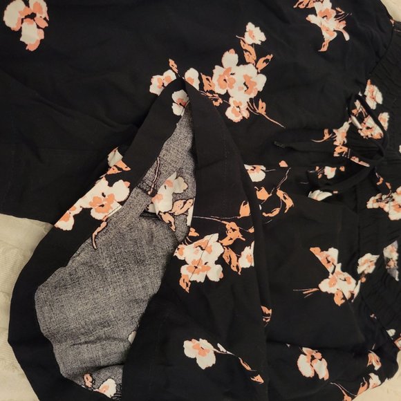 b.young Floral Shorts - Unworn Size 40 - US 10 - Picture 4 of 4